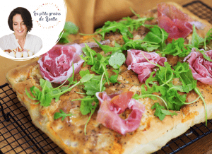 La Focaccia de Lisette au Kaltbach (fromage Suisse) et jambon de pays avec de la roquette et de l'origan