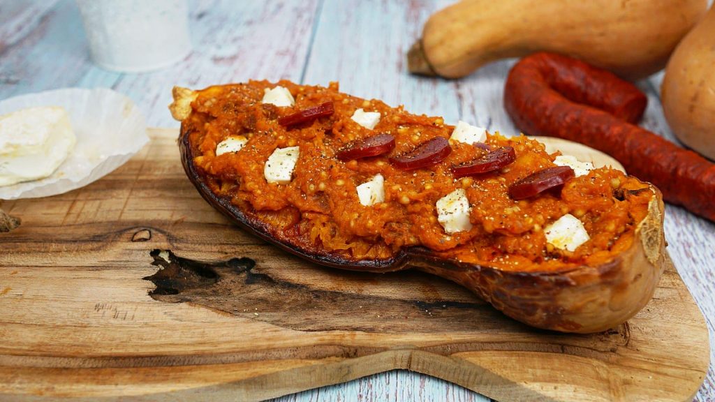 Butternut rôtie et farcie au sarrasin avec du chorizo et du chèvre