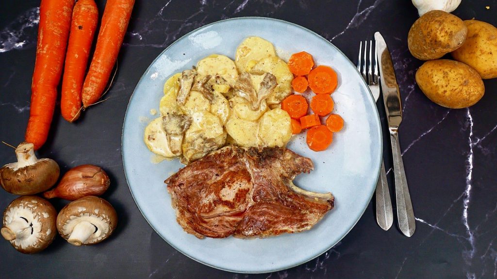 Echine de cochon et fondu de légumes à la crème de pleurote
