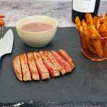 Pavé de bœuf et sa sauce bordelaise avec des frites maison