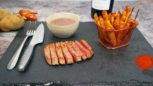 Pavé de bœuf et sa sauce bordelaise avec des frites maison