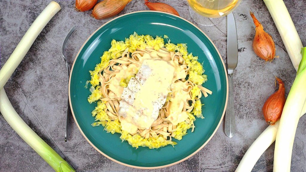 Filet de poisson blanc, sauce crémeuse et tagliatelle aux poireaux