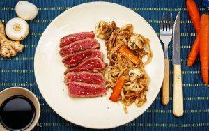 Tataki de boeuf, nouilles de riz et légumes croquants