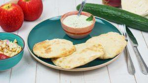 Pain pita garni de tzatzíki, Chou en salade