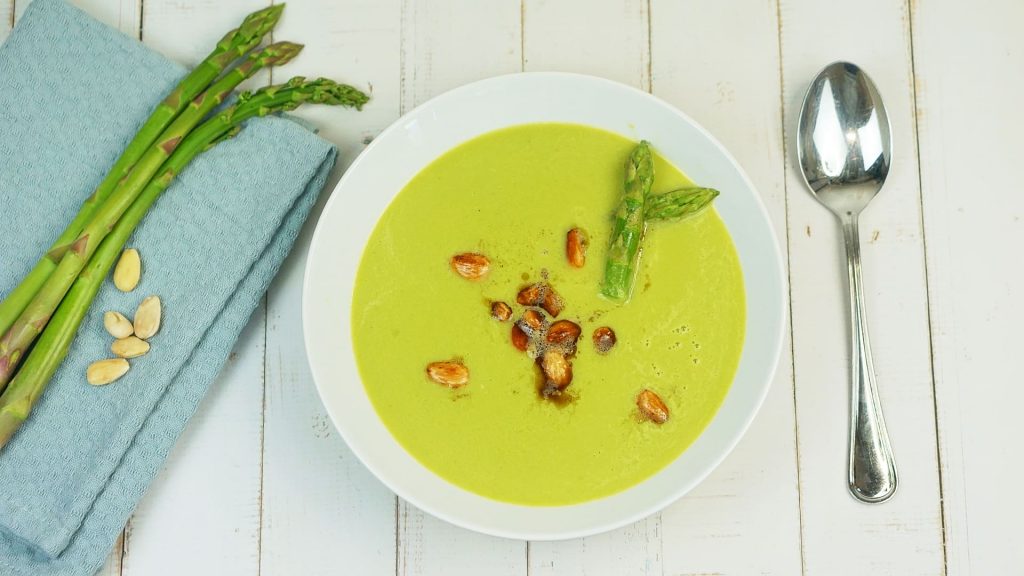Velouté d'asperge aux amandes grillées