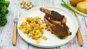 Côtelette d'agneau et pesto en croûte de pistache, pomme de terre sautée