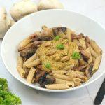 Penne à la crème de pistache, pancetta et champignon