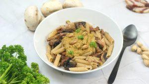 Penne à la crème de pistache, pancetta et champignon