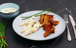 Aiguillette de Poulet crème de féta à la ciboulette et potatoes au paprika fumé