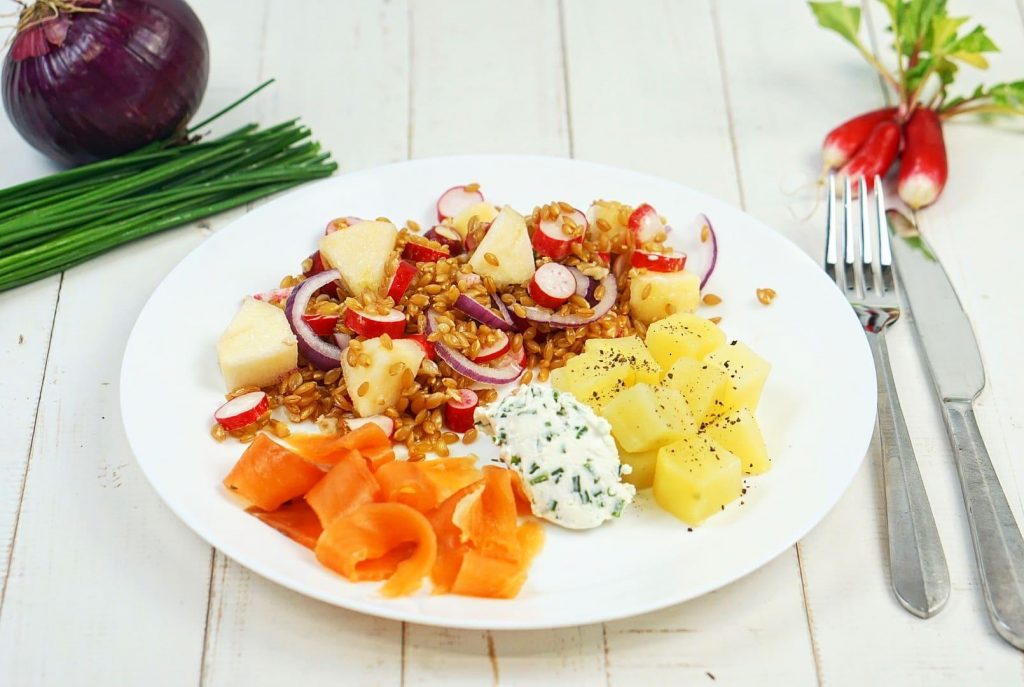 Assiette printanière : saumon fumé, petit épeautre et chèvre à la ciboulette