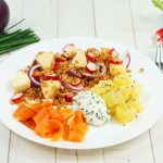 Assiette printanière : saumon fumé, petit épeautre et chèvre à la ciboulette
