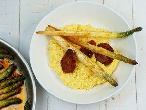 Polenta au comté AOP, asperges & chorizo poêlées