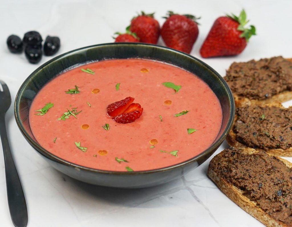 Soupe froide de fraises au chèvre frais, tartines de tapenade