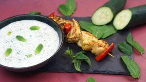 Brochette de poulet mariné et concombre en raïta