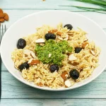 Risoni au pesto de ciboulette, olives et amandes