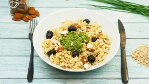Risoni au pesto de ciboulette, olives et amandes