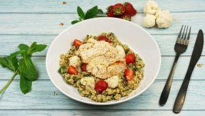 Salade de quinoa aux fraises, poulet et chou-fleur