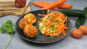 Muffins à la crème de courgette et aux pépites de chorizo, salade de crudité du soleil