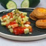 Scones anglais au cheddar et jambon crispy, salade de crudité