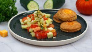 Scones anglais au cheddar et jambon crispy, salade de crudité